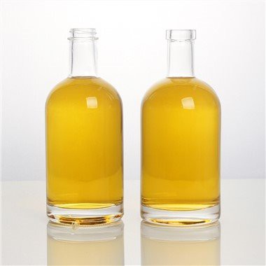 Szklana butelka wódki Olso o pojemności 750 ml